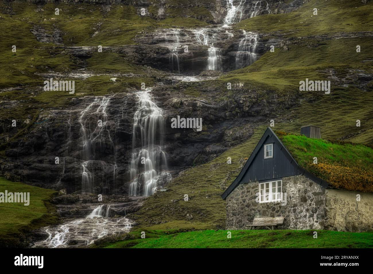 Saksun è un villaggio tradizionale faroese con case in erba sull'isola di Streymoy nelle Isole Faroe Foto Stock