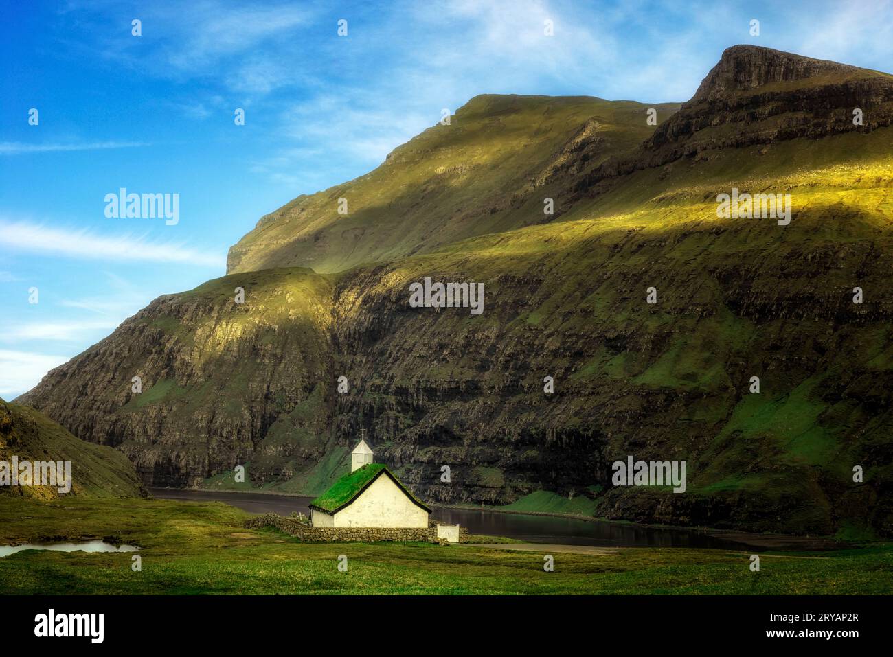 Saksun è un villaggio tradizionale faroese con case in erba sull'isola di Streymoy nelle Isole Faroe Foto Stock