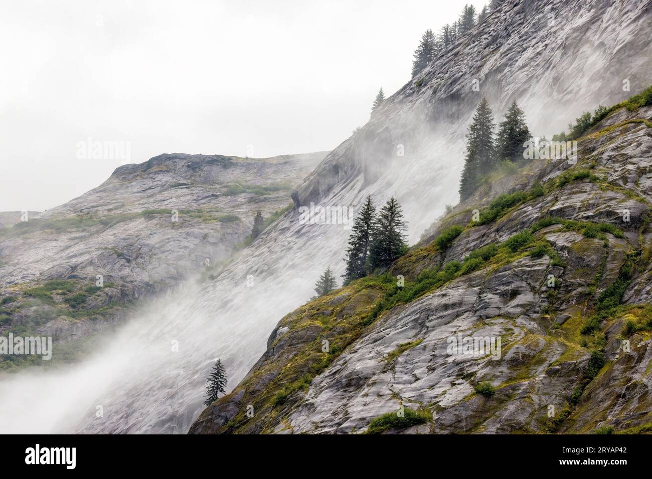 Spettacolare paesaggio nebbioso nel fiordo di Tracy Arm vicino a Juneau, Alaska, USA Foto Stock