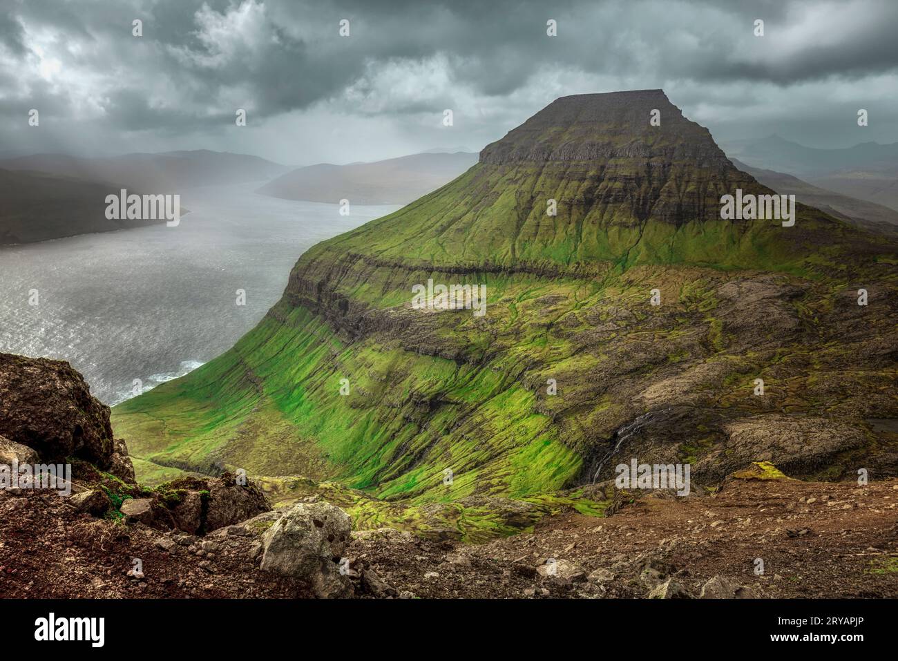 Punto panoramico della montagna Sornfelli sull'isola di Eysturoy nelle Isole Faroe Foto Stock