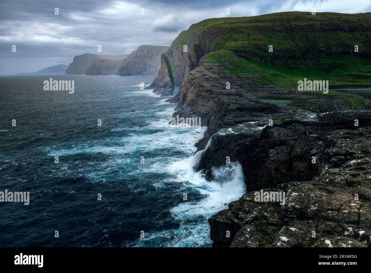 Cascata Bosdalafossur del lago Sorvagsvatn a Vagar, Isole Faroe Foto Stock