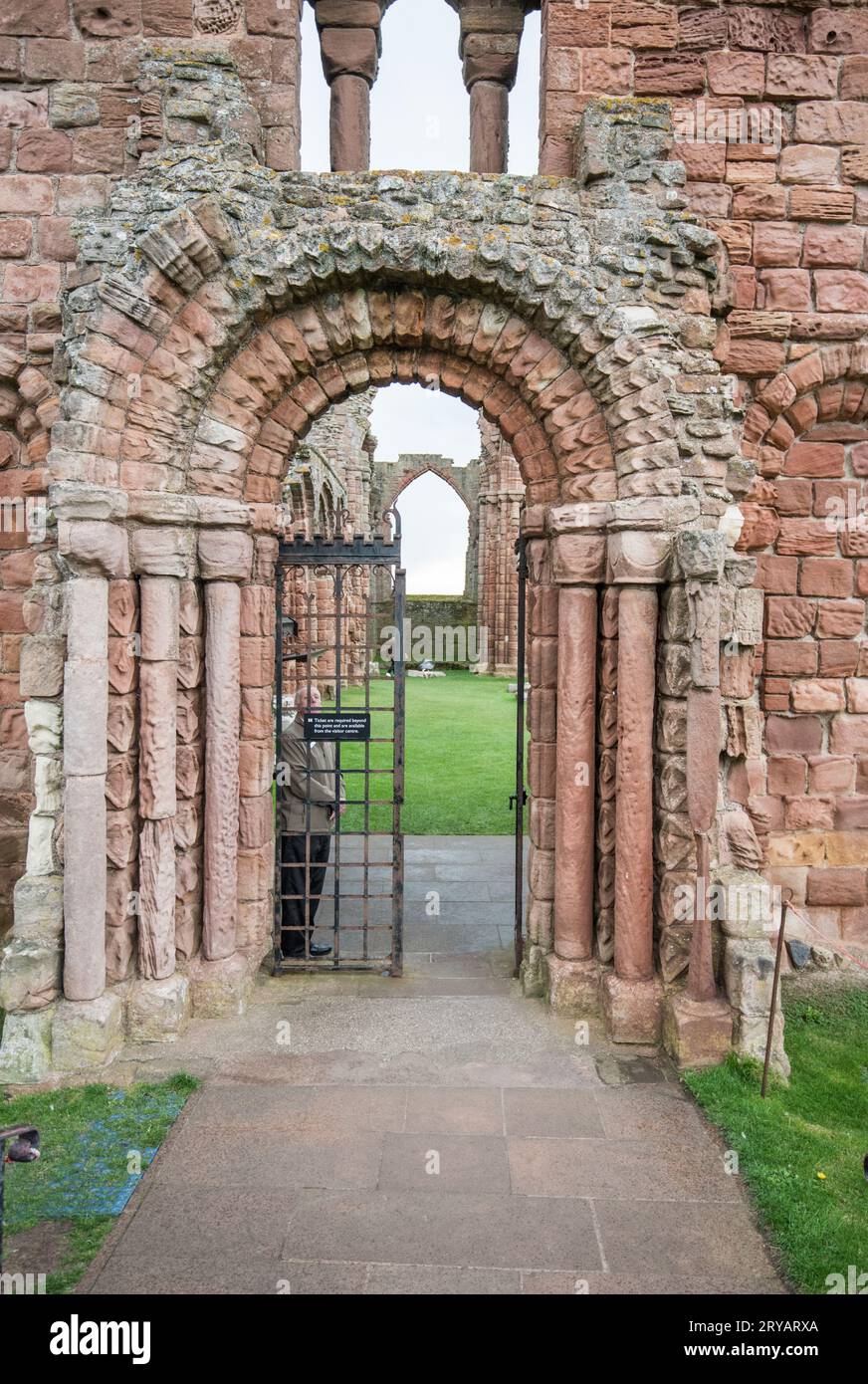 Ingresso alle rovine del priorato di Lindisfarne, un'isola di marea al largo della costa nord-orientale dell'Inghilterra, Regno Unito. Foto Stock