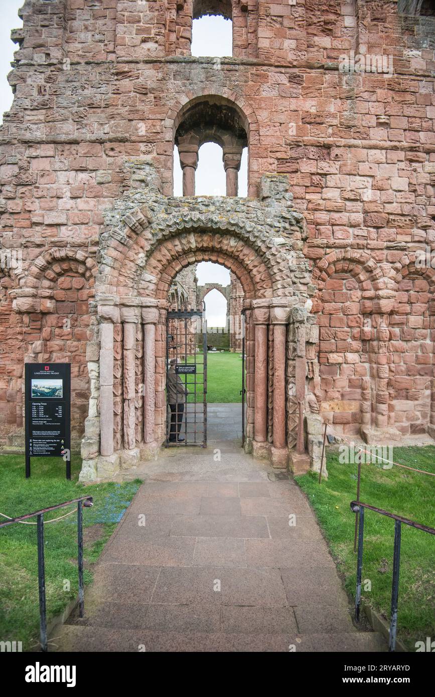 Ingresso alle rovine del priorato di Lindisfarne, un'isola di marea al largo della costa nord-orientale dell'Inghilterra, Regno Unito. Foto Stock