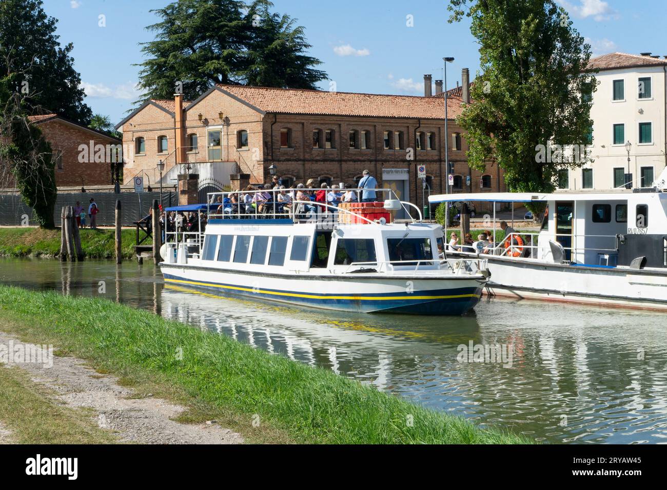 La barca turistica ormeggiata sul fiume Brenta nella città di Dolo sta imbarcando i turisti per una navigazione con destinazione Venezia in Italia Foto Stock