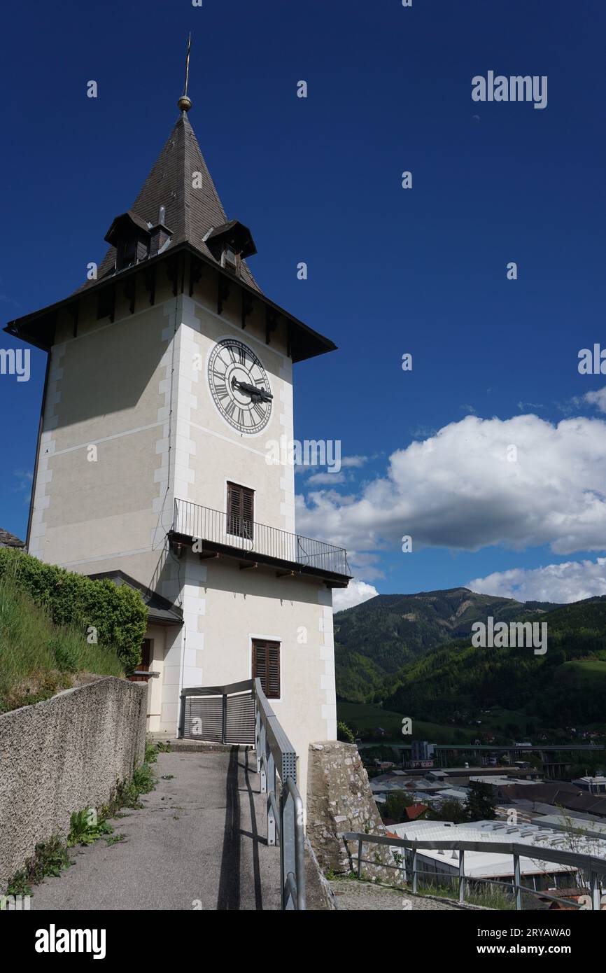Torre dell'orologio su Schlossberg a Bruck an der Mur Foto Stock
