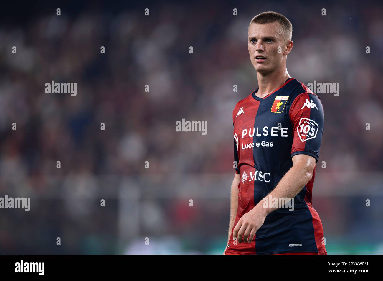 Albert Gudmundsson del Genoa CFC guarda in scena durante la partita di serie A tra Genoa CFC e AS Roma. Foto Stock