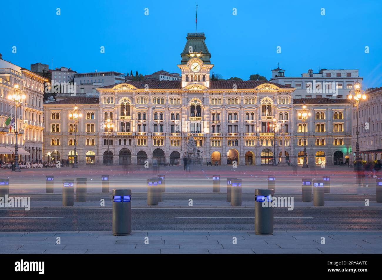 Il Sublime bagliore del tramonto - l'eleganza del Municipio risplende su Piazza dell'Unità a Trieste, Italia, Foto Stock