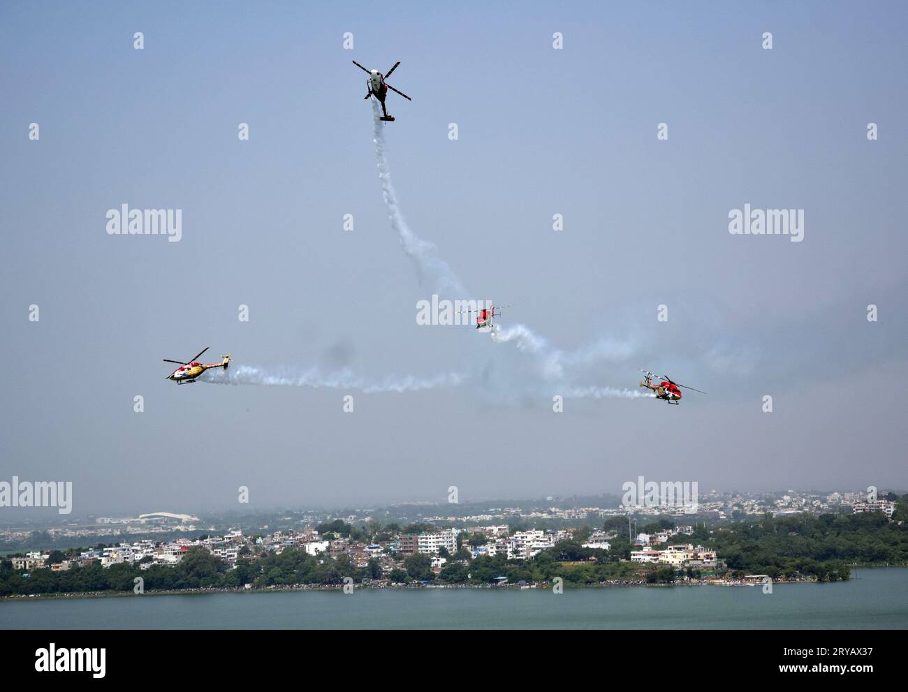 Bhopal. India. 30 settembre 2023. Gli elicotteri della squadra aerobatica dell'Indian Air Force 'Sarang' si esibiscono durante uno spettacolo aereo organizzato per commemorare il 91° anniversario dell'IAF a Bhopal, 30 settembre 2023. Foto di - Uma Shankar Mishra Foto Stock