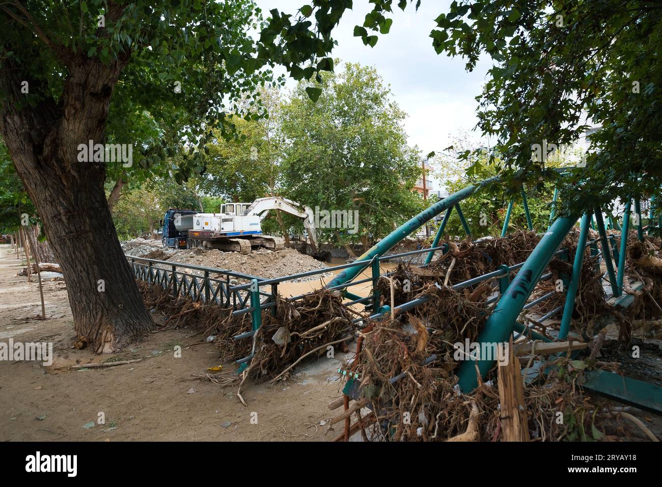 Volos, Grecia, 30 settembre 2023. Disastro della tempesta, torrente Krasidonas pieno di fango, pietre e tronchi d'albero il giorno dopo il disastro Foto Stock
