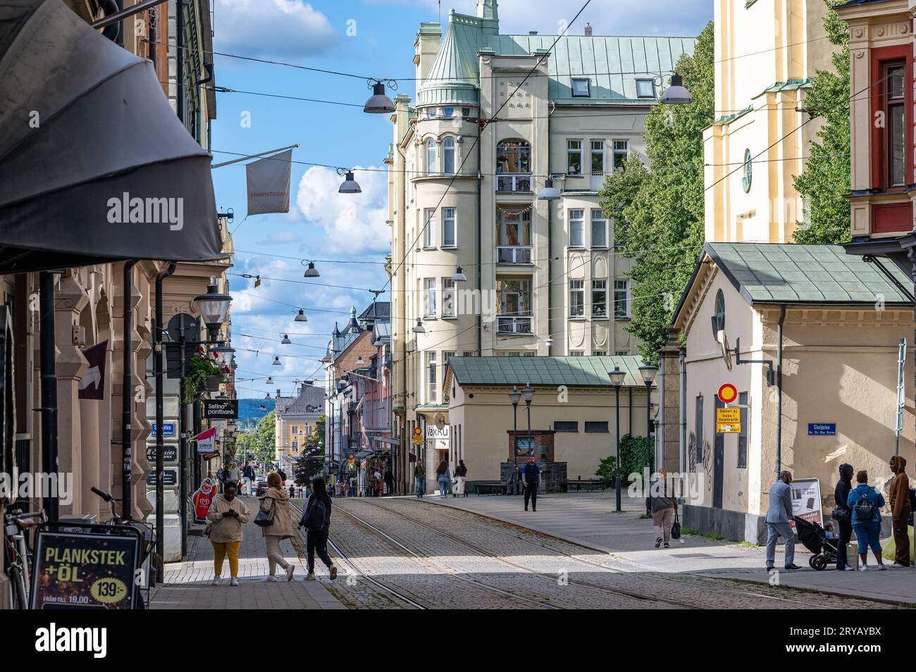 Paesaggio urbano dalla strada principale Drottninggatan nell'agosto 2023 a Norrköping, Svezia Foto Stock