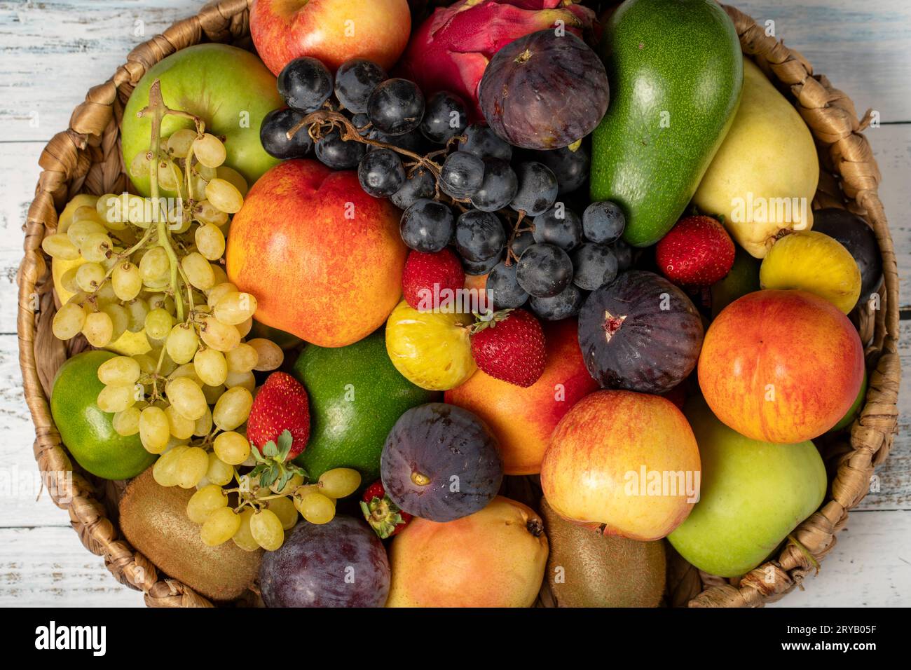 Frutta fresca in un cestino di vimini. Frutta variopinta. vista dall'alto Foto Stock
