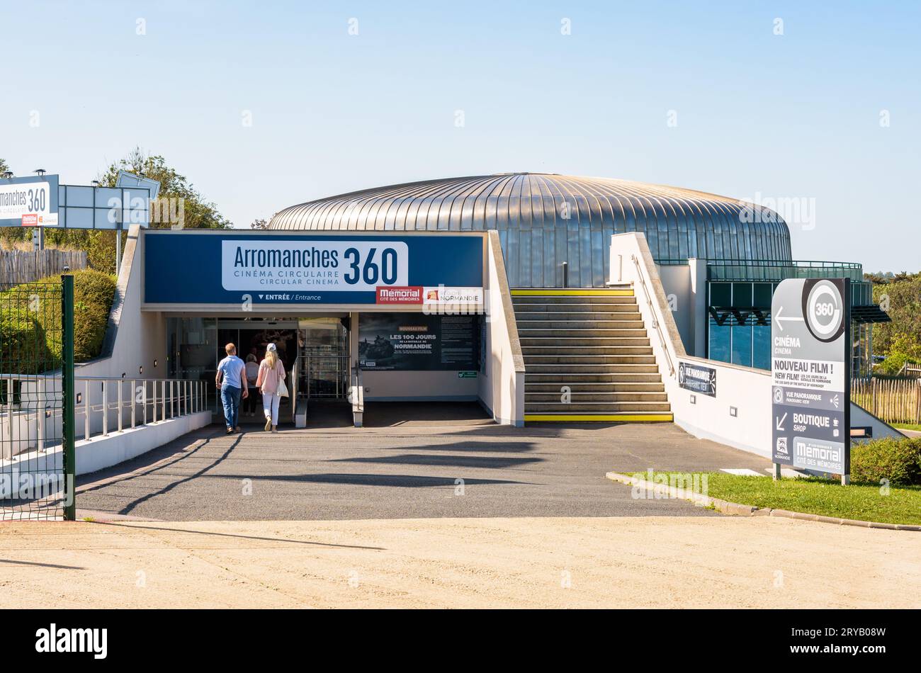 Arromanches 360 è un cinema circolare ad Arromanches, Francia, che mostra i film sugli sbarchi in Normandia della seconda guerra mondiale su uno schermo a 360°. Foto Stock