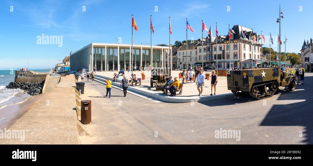 Vista panoramica del nuovo Museo del D-Day ad Arromanches, Francia, aperto nell'aprile 2023, offre una visita di 1,5 ore sullo sbarco in Normandia della seconda guerra mondiale. Foto Stock