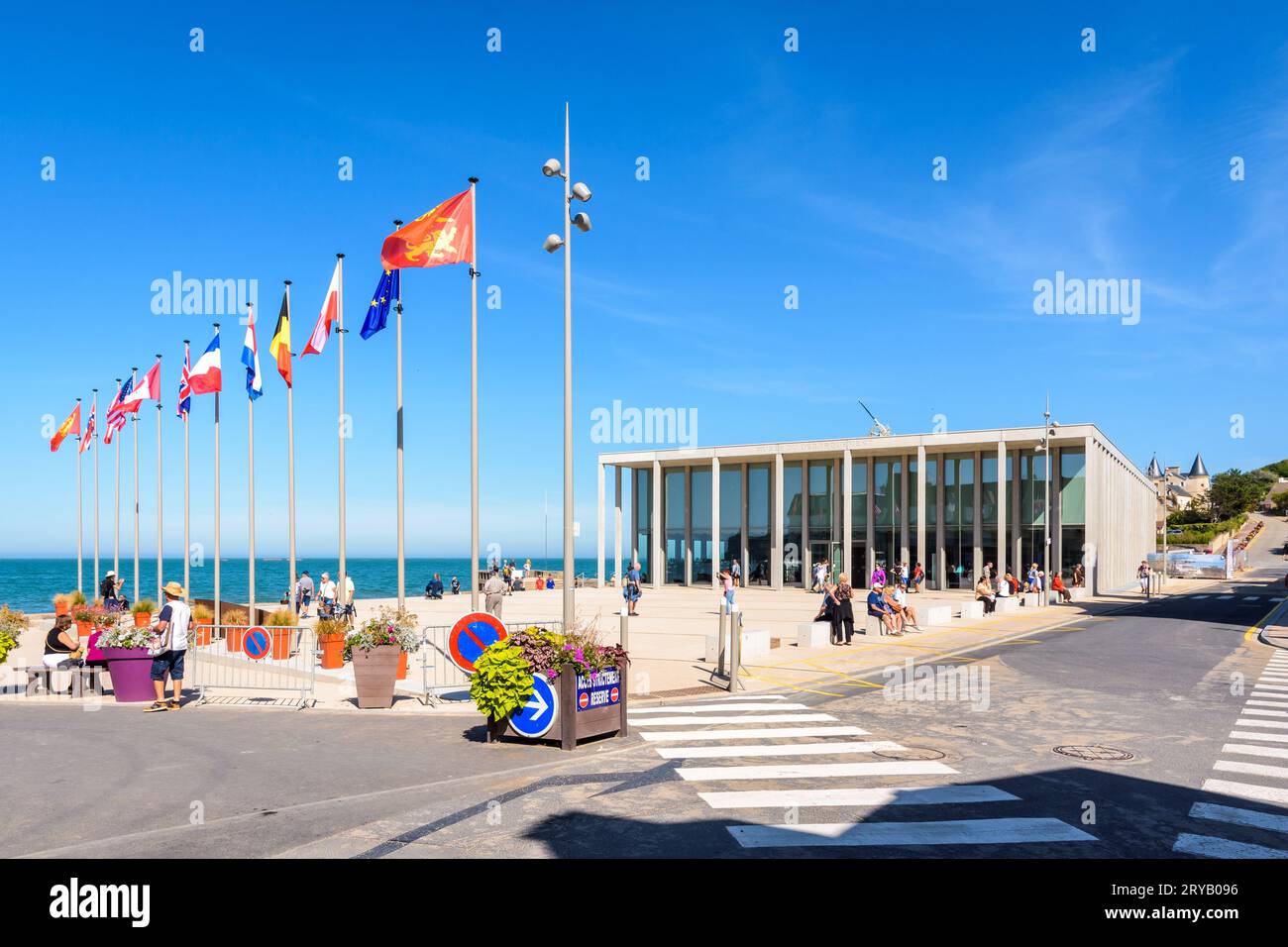 Vista generale del nuovo Museo del D-Day ad Arromanches, Francia, inaugurato nell'aprile 2023, offre una visita di 1,5 ore sullo sbarco in Normandia della seconda guerra mondiale. Foto Stock