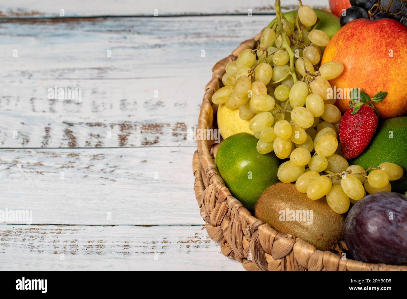 Frutta fresca in un cestino di vimini. Frutta variopinta. Copia spazio Foto Stock