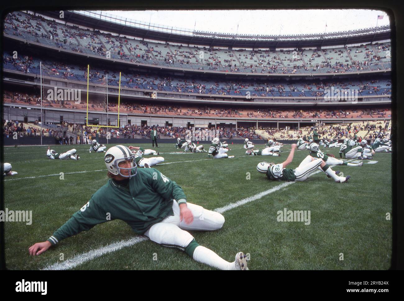 Una foto del 1978 dei New York Jets che si allungano e si riscaldano prima di una partita di football NFL allo Shea Stadium di Flushing, Queens, New York. Il giocatore in primo piano è la sicurezza, Ken Schroy. Foto Stock