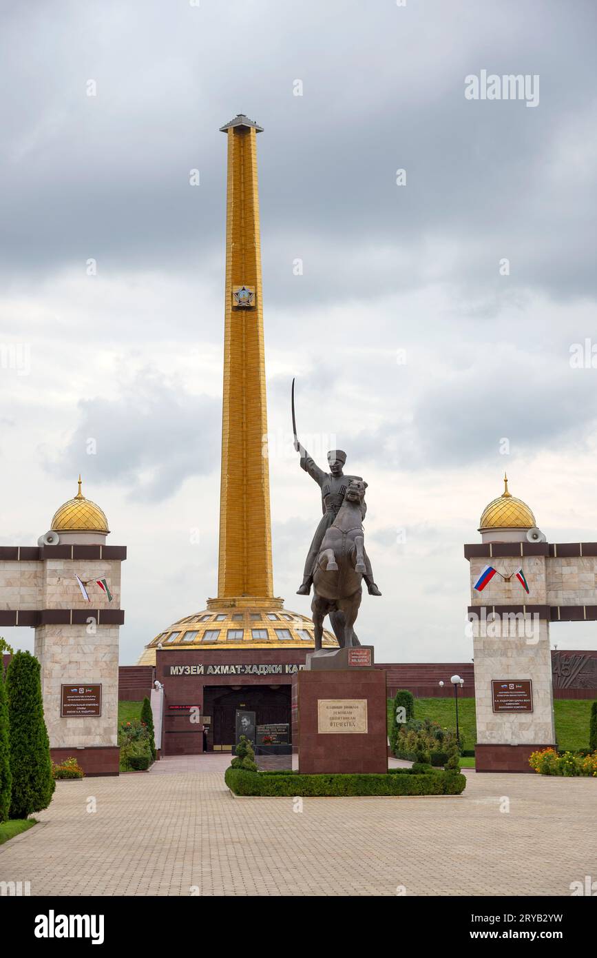 GROZNY, RUSSIA - 29 SETTEMBRE 2021: Monumento a M. A. Visaitov sullo sfondo del complesso commemorativo di Gloria. Grozny, Repubblica cecena Foto Stock