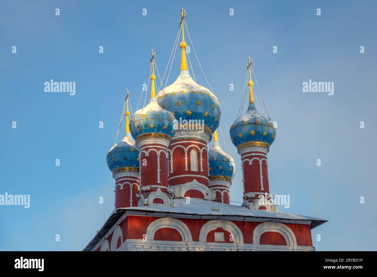 Le cupole dell'antica chiesa di Tsarevich Dimitry sul sangue. Uglich, regione di Yaroslavl, Russia Foto Stock