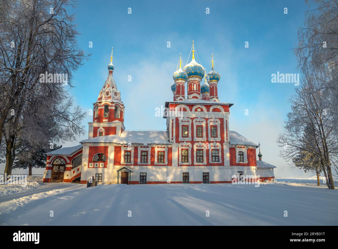 L'antica chiesa di Tsarevich Dimitri sul sangue del paesaggio invernale. Uglich, regione di Yaroslavl, Russia Foto Stock