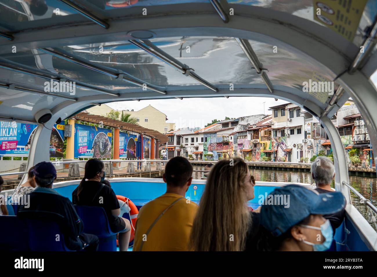 Il fiume Malacca è un fiume della Malesia che scorre attraverso il centro dello stato di Malacca. Turisti in barca. Foto Stock