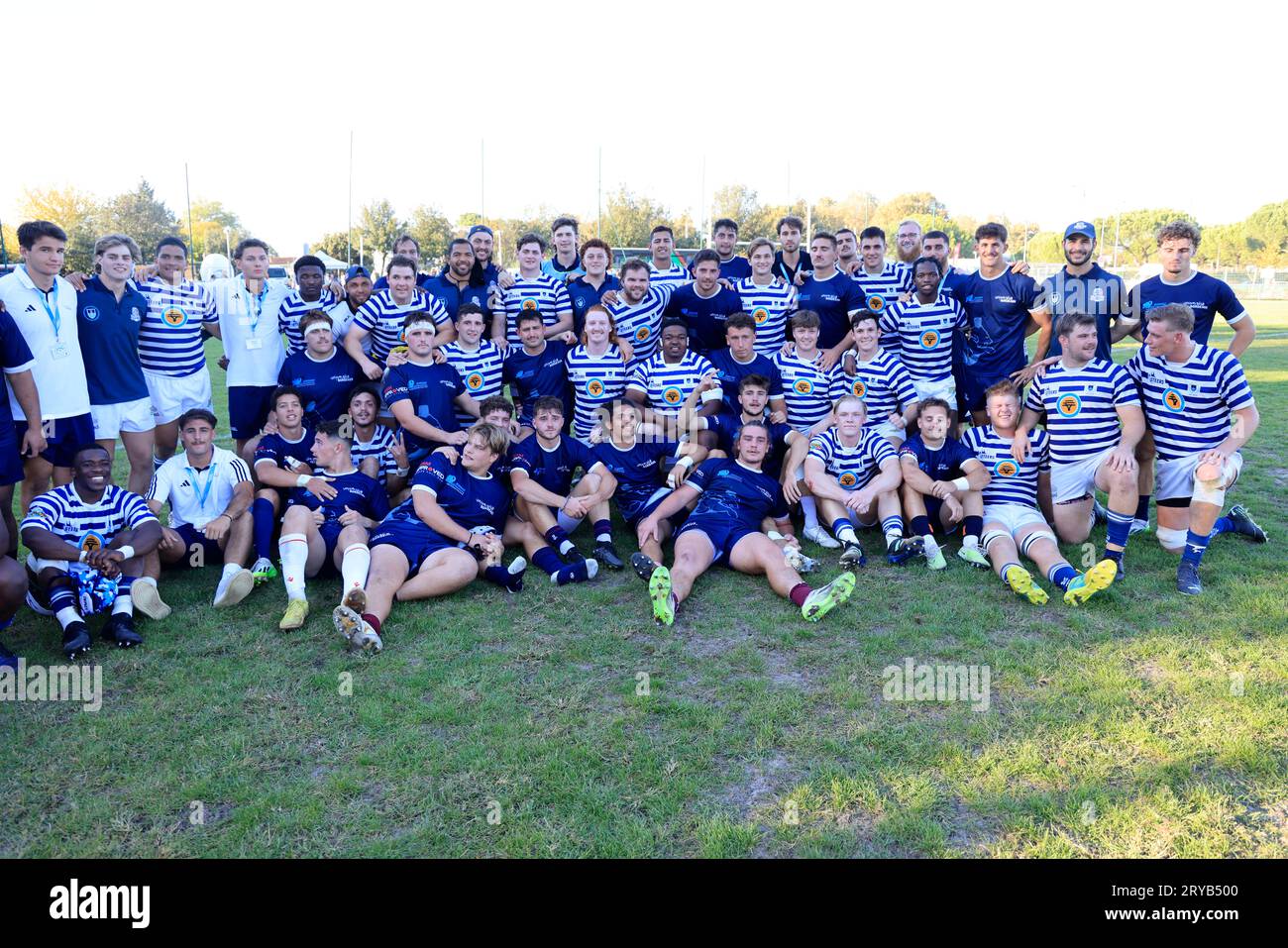 Pessac, Francia. 28 settembre 2023. Ai margini della Coppa del mondo di rugby 2023, il torneo mondiale di rugby 2023 (WURIT) si è svolto nei pressi di Bordeaux. La squadra di rugby universitario maschile di città del Capo in Sudafrica (con strisce blu e bianche) vince il World University Rugby Invitational Tournament (WURIT). La squadra di rugby universitario maschile di città del Capo in Sudafrica (con strisce blu e bianche) vince il World University Rugby Invitational Tournament (WURIT) contro la squadra francese dell'Università Foto Stock