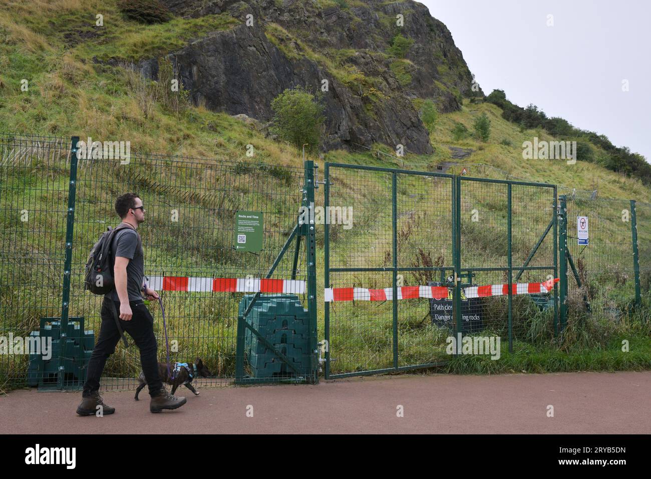 Edimburgo Scozia, Regno Unito, 30 settembre 2023. Holyrood Park con il sentiero Radical Road chiuso al pubblico e recintato a causa di problemi di caduta rocciosa. credito ss Foto Stock