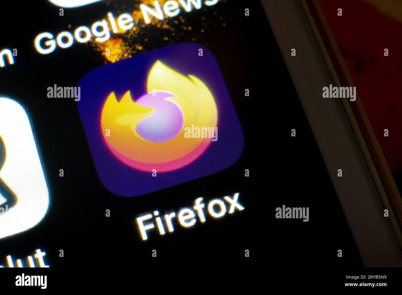 OSTRAVA, REPUBBLICA CECA - 2 AGOSTO 2023: Logo dell'app Mozilla Firefox per il browser web mobila su smartphone iOS Foto Stock