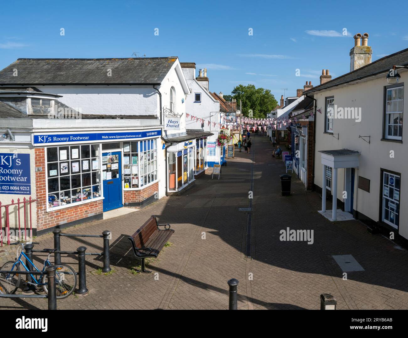 Vista a sud lungo Hythe High Street, Hythe, New Forest, Hampshire, Inghilterra, REGNO UNITO Foto Stock