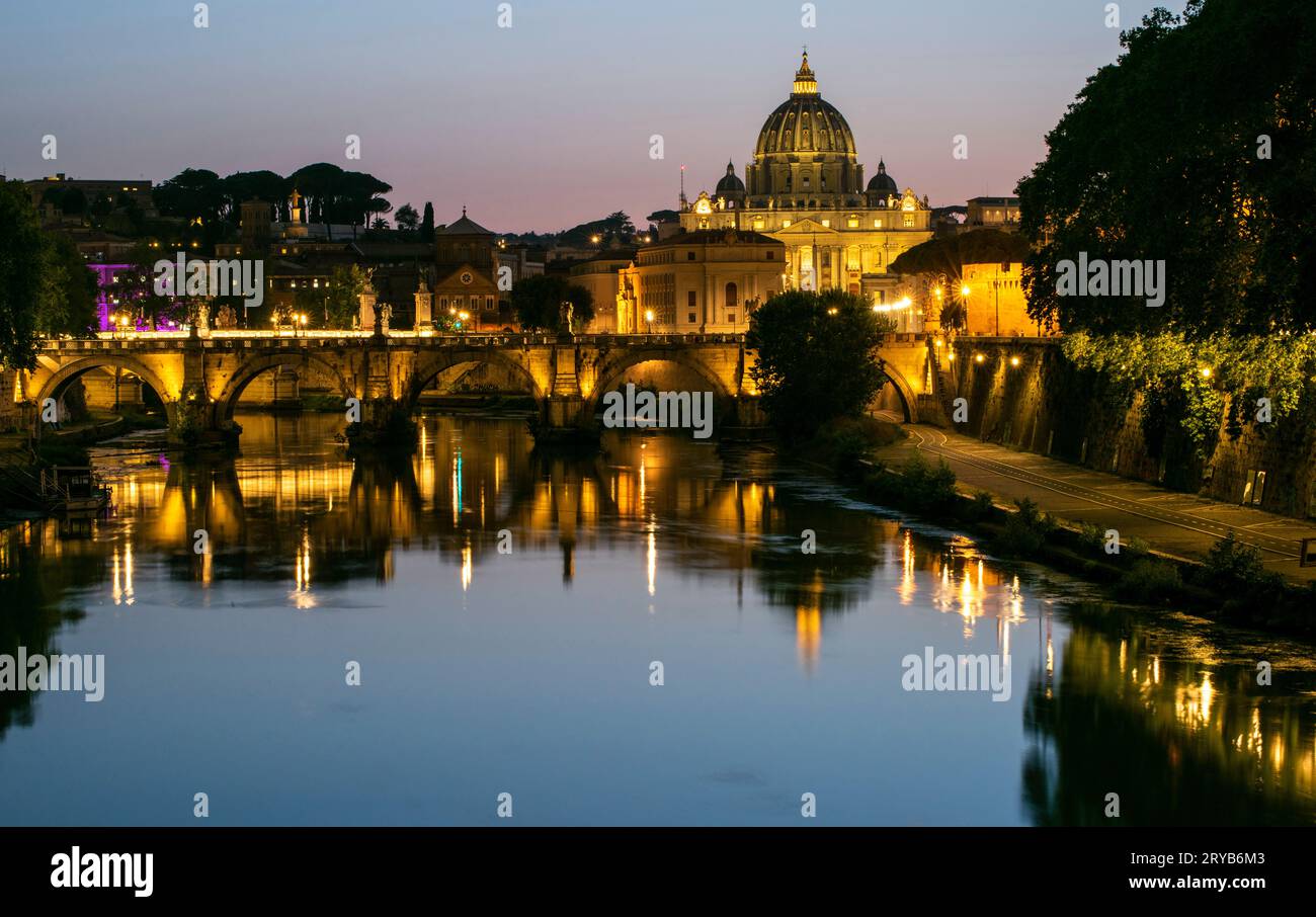 Vista serale sulla cattedrale di San Pietro dal fiume Tevere a Roma, Italia Foto Stock