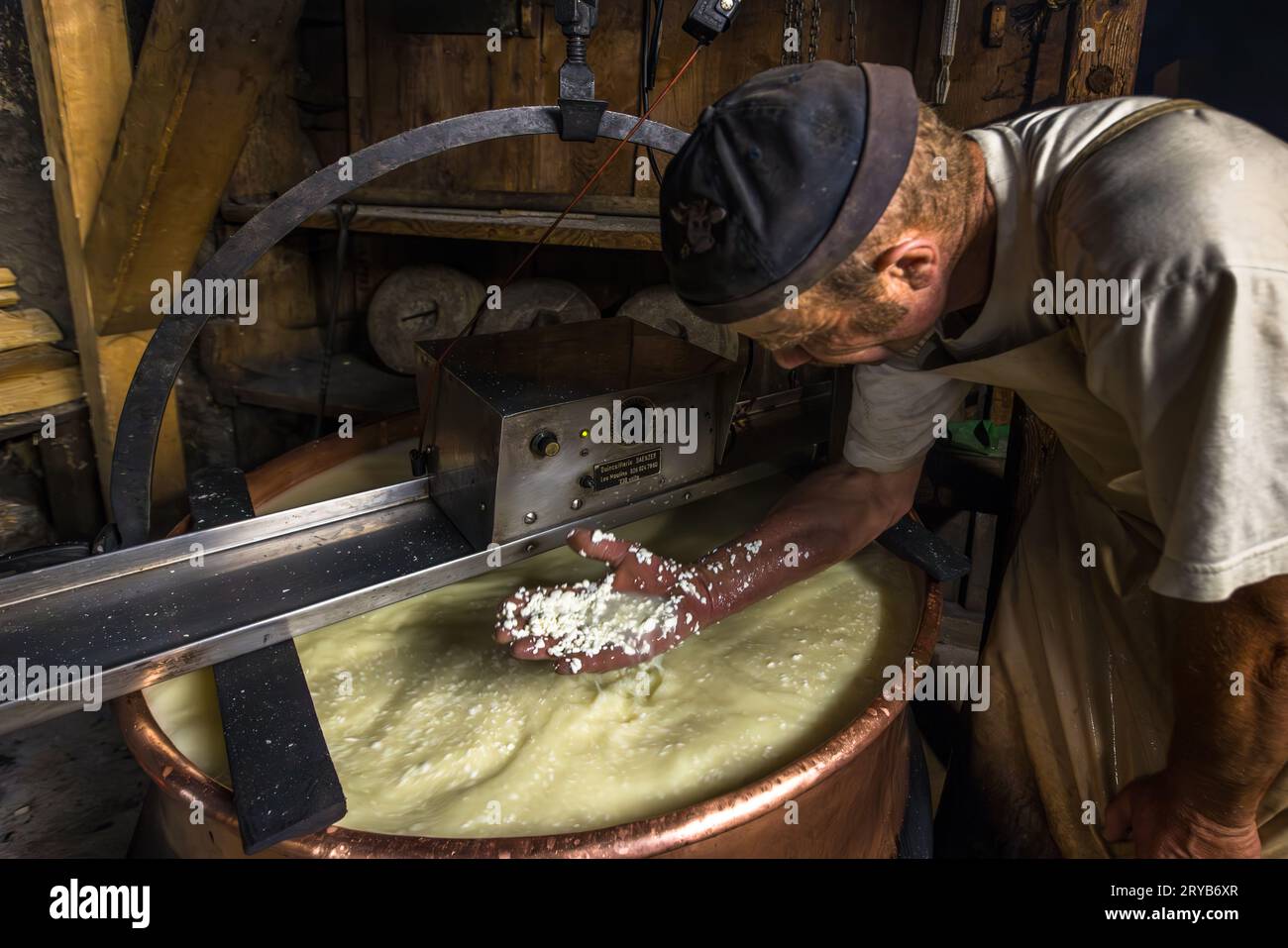 In estate, i visitatori del caseificio alpino Moléson-sur-Gruyères possono sperimentare come viene prodotto il formaggio. Moléson nel cantone di Friburgo, Svizzera Foto Stock