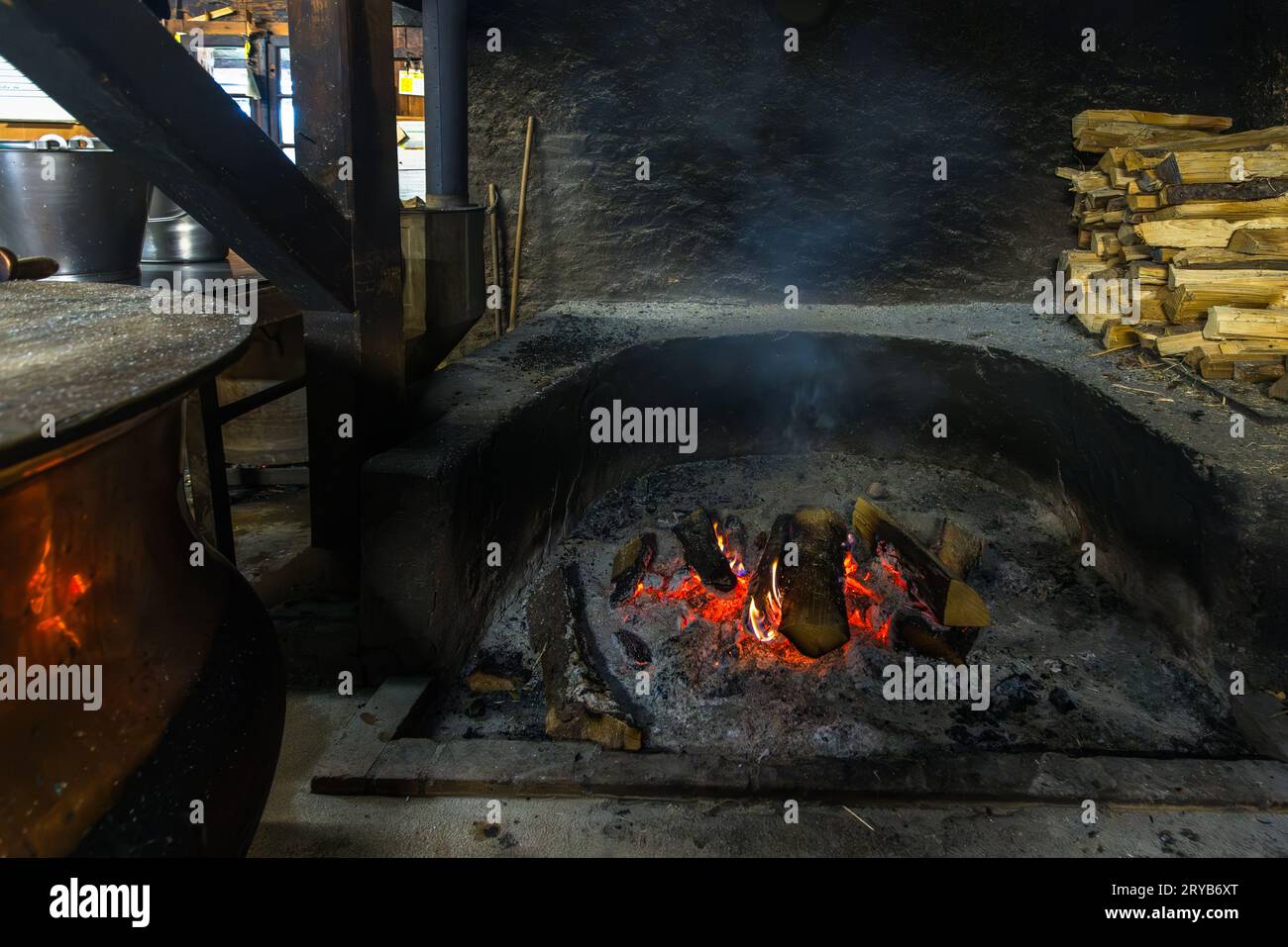 In estate, i visitatori del caseificio alpino Moléson-sur-Gruyères possono sperimentare come viene prodotto il formaggio. Moléson nel cantone di Friburgo, Svizzera Foto Stock