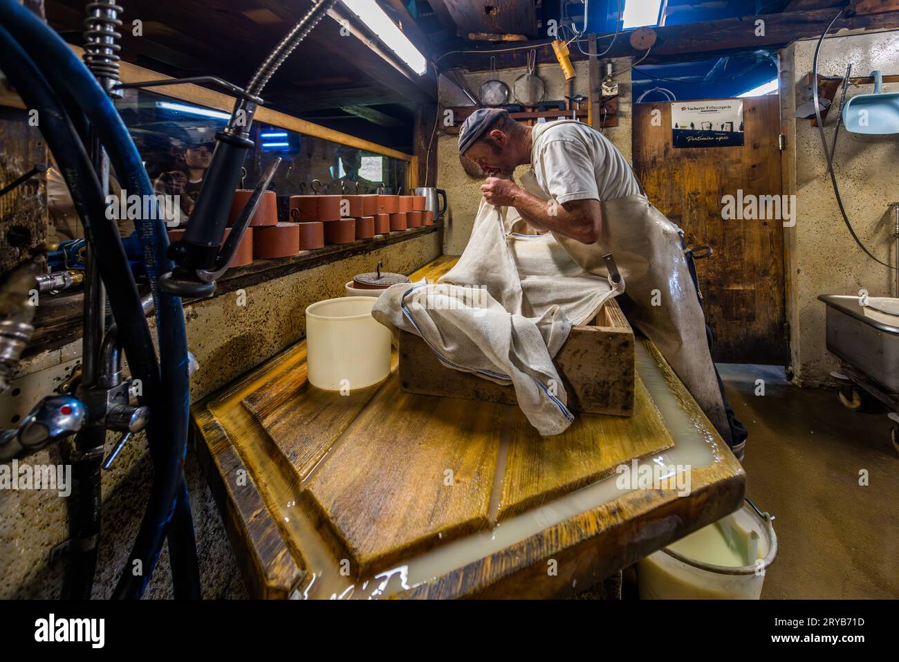 In estate, i visitatori del caseificio alpino Moléson-sur-Gruyères possono sperimentare come viene prodotto il formaggio. Moléson nel cantone di Friburgo, Svizzera Foto Stock