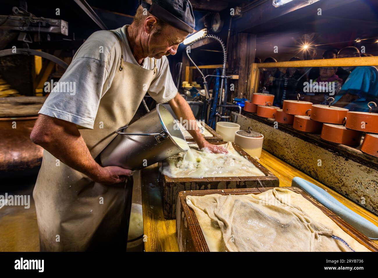 In estate, i visitatori del caseificio alpino Moléson-sur-Gruyères possono sperimentare come viene prodotto il formaggio. Moléson nel cantone di Friburgo, Svizzera Foto Stock