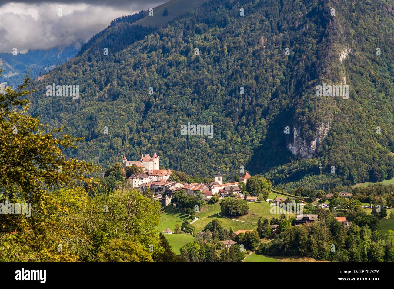 Il villaggio medievale di Gruyères nel cantone svizzero di Friburgo. Pringy, Svizzera. Gruyères con castello nel cantone di Friburgo. Oltre alla posizione idilliaca con la sua splendida città vecchia, ci sono anche tre musei in città: Il Museo del Castello, il Museo del Tibet e il Museo HR Giger. La città medievale di Gruyères, con il castello di Gruyères, si trova su una collina ai piedi delle Prealpi nel cantone di Friburgo. La città è senza auto, ha quattro musei ed è stata insignita del titolo di "miglior villaggio turistico" dall'UNWTO nel 2021 Foto Stock