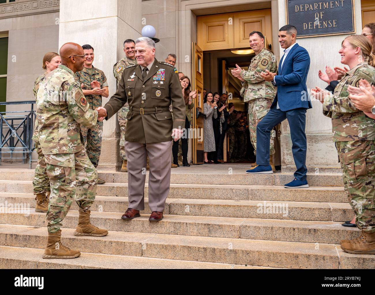 Washington, Stati Uniti d'America. 28 settembre 2023. Washington, Stati Uniti d'America. 28 settembre 2023. Il generale dell'esercito americano Mark Milley, presidente del Joint Chiefs of staff, Center, stringe la mano al futuro presidente del Joint Chiefs Air Force, il generale Charles Q. Brown Jr., ha lasciato, durante la cerimonia di clap-out mentre lascia il Pentagono per l'ultima volta come presidente, settembre 28, 2023 ad Arlington, Virginia. Brown succederà a Milley come ventunesimo presidente dei Joint Chiefs of staff. Credito: Bernardo Fuller/U.S. Army Photo/Alamy Live News Foto Stock