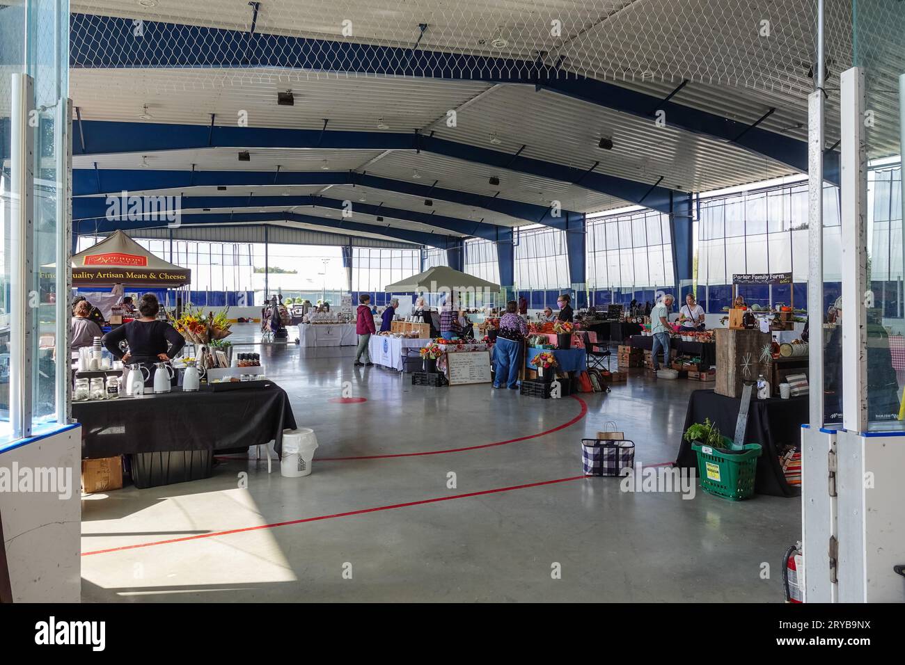 Un mercato agricolo al coperto per il fine settimana ospitato all'interno di un'arena di hockey in Canada Foto Stock