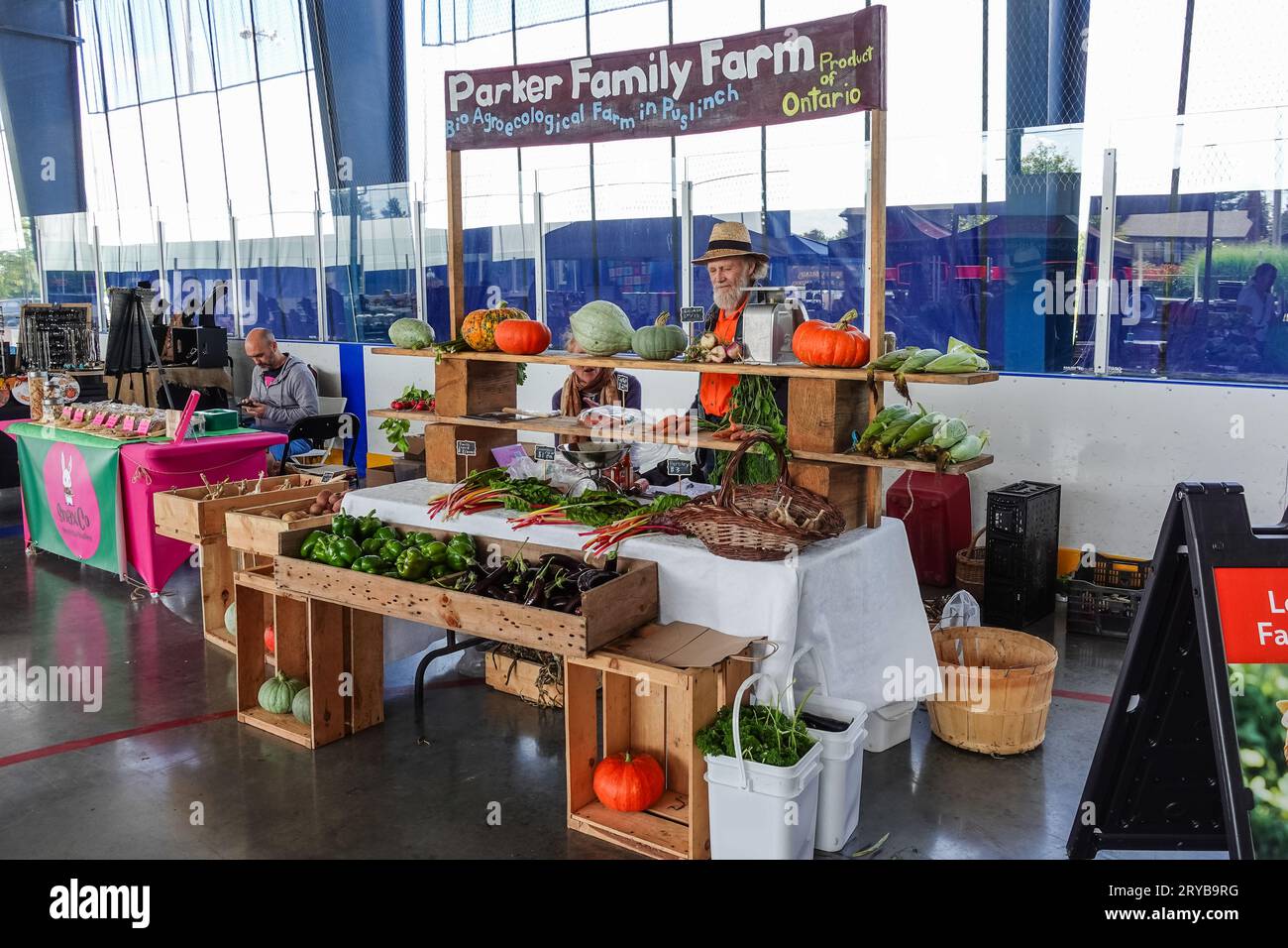 Una piccola bancarella in un mercato agricolo locale in Ontario, Canada Foto Stock