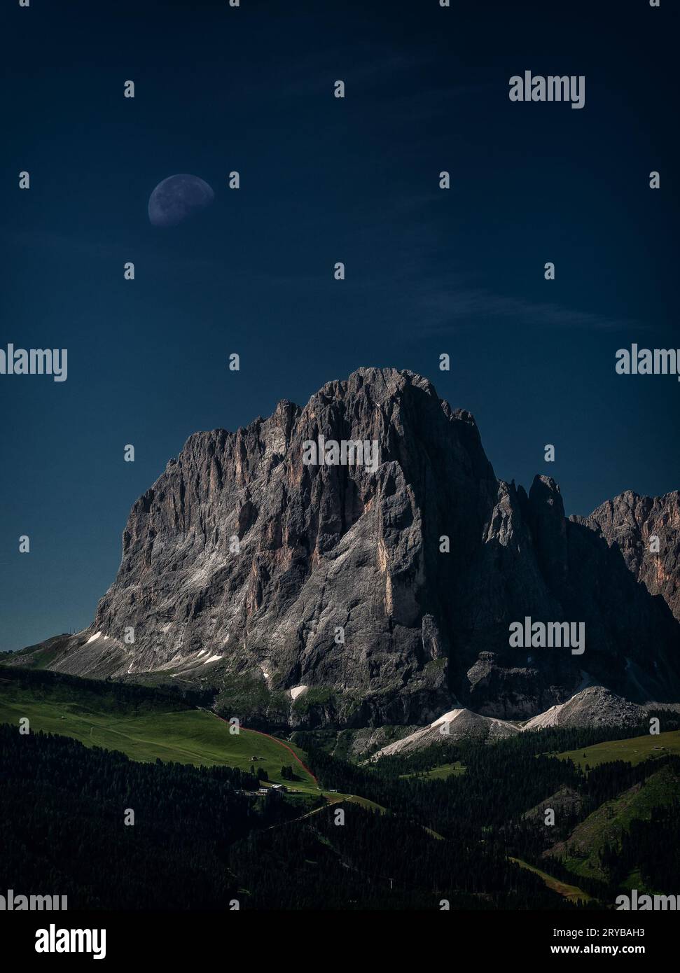 Luna sulle Alpi Foto Stock