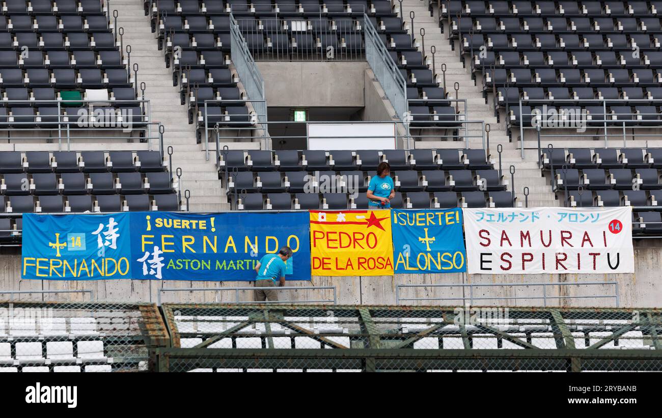 Circuito del Gran Premio di Suzuka, 30 settembre 2023: La segnaletica Fernando Alonso è stata posta sulla tribuna principale dritta durante la Formula 1 GR giapponese del 2023 Foto Stock