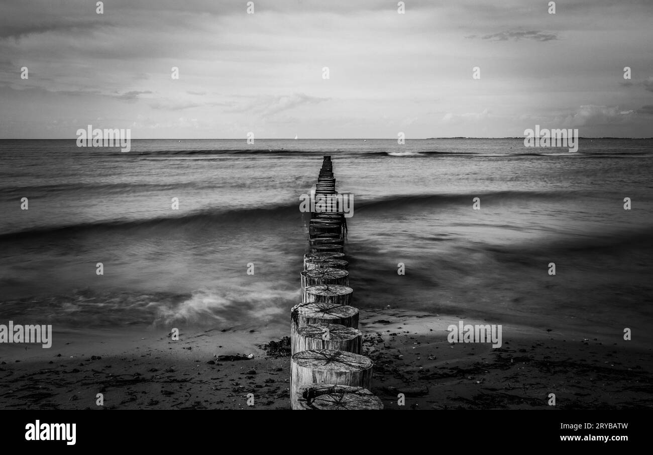 onde oceaniche a lunga esposizione in bianco e nero Foto Stock