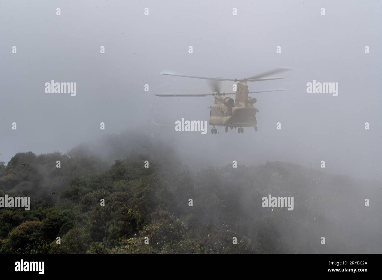 Distretto di Olaon, Panama. 22 settembre 2023. Un elicottero CH-47 Chinook dell'esercito degli Stati Uniti naviga nebbia e nebbia mentre si avvicina a una zona di atterraggio in cima a una remota montagna nella giungla, 22 settembre 2023, nel distretto di Olaon, Panama. Le forze statunitensi hanno assistito alla ricerca e al recupero di un elicottero Servicio Nacional Aeronaval Leonardo AW-139 che si è schiantato uccidendo tutti e tre a bordo. Credito: TSgt. Duncan McElroy/USA Air Force/Alamy Live News Foto Stock