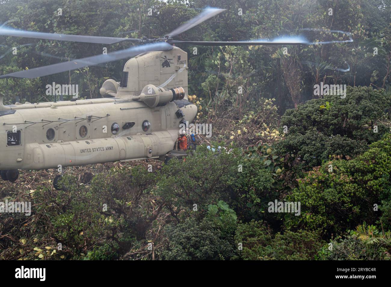 Distretto di Olaon, Panama. 23 settembre 2023. Un elicottero CH-47 Chinook dell'Esercito degli Stati Uniti si libra a pochi metri sopra una zona di atterraggio in cima a una remota montagna della giungla come equipaggiamento di carico del personale di emergenza panamense, 23 settembre 2023, nel distretto di Olaon, Panama. Le forze statunitensi hanno assistito alla ricerca e al recupero di un elicottero Servicio Nacional Aeronaval Leonardo AW-139 che si è schiantato uccidendo tutti e tre a bordo. Credito: TSgt. Duncan McElroy/USA Air Force/Alamy Live News Foto Stock
