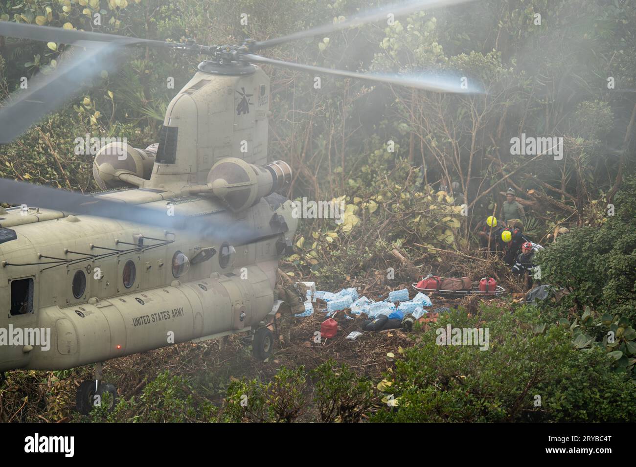 Distretto di Olaon, Panama. 22 settembre 2023. Un elicottero CH-47 Chinook dell'Esercito degli Stati Uniti si libra a pochi metri sopra una zona di atterraggio in cima a una remota montagna della giungla come equipaggiamento di carico del personale di emergenza panamense, 22 settembre 2023, nel distretto di Olaon, Panama. Le forze statunitensi hanno assistito alla ricerca e al recupero di un elicottero Servicio Nacional Aeronaval Leonardo AW-139 che si è schiantato uccidendo tutti e tre a bordo. Credito: TSgt. Duncan McElroy/USA Air Force/Alamy Live News Foto Stock