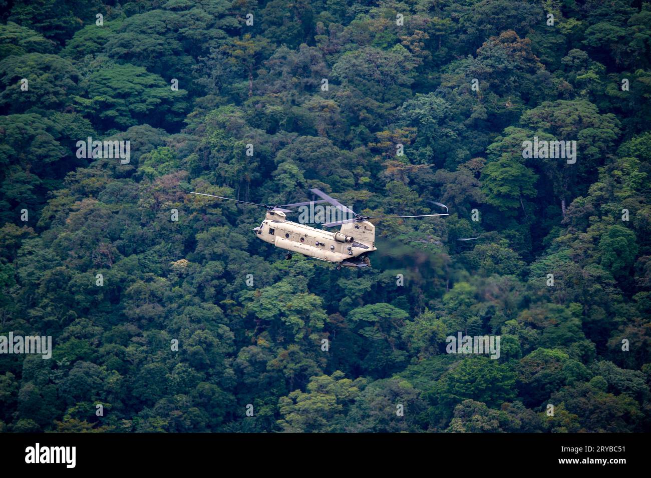 Distretto di Olaon, Panama. 21 settembre 2023. Un elicottero CH-47 Chinook dell'Esercito degli Stati Uniti assiste nella ricerca di una remota area della giungla per il luogo dell'incidente dell'elicottero Panamian Nacional Aeronaval Leonardo AW-139, 21 settembre 2023, nel distretto di Olaon, Panama. Credito: TSgt. Duncan McElroy/USA Air Force/Alamy Live News Foto Stock