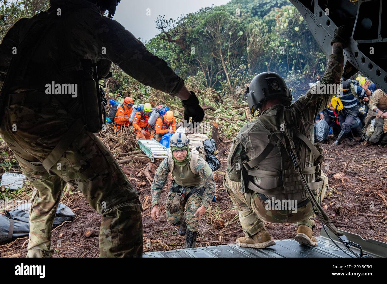 Distretto di Olaon, Panama. 23 settembre 2023. Un elicottero CH-47 Chinook dell'Esercito degli Stati Uniti si prepara a caricare il personale di emergenza Panamian mentre si libra a pochi metri sopra una zona di atterraggio in cima a una remota montagna della giungla, 23 settembre 2023, nel distretto di Olaon, Panama. Le forze statunitensi hanno assistito alla ricerca e al recupero di un elicottero Servicio Nacional Aeronaval Leonardo AW-139 che si è schiantato uccidendo tutti e tre a bordo. Credito: SSgt. Samuel Pineda/U.S. Air Force/Alamy Live News Foto Stock