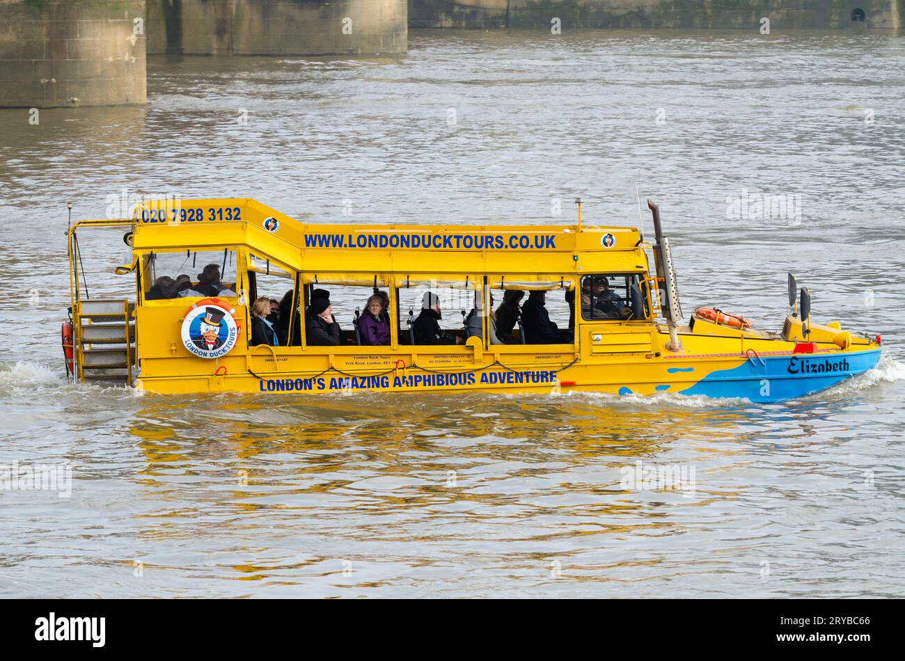 London Duck Tours veicolo anfibio DUKW limitato in tempo di guerra in corso sul Tamigi a Vauxhall, con passeggeri a bordo. Completamente carico Foto Stock