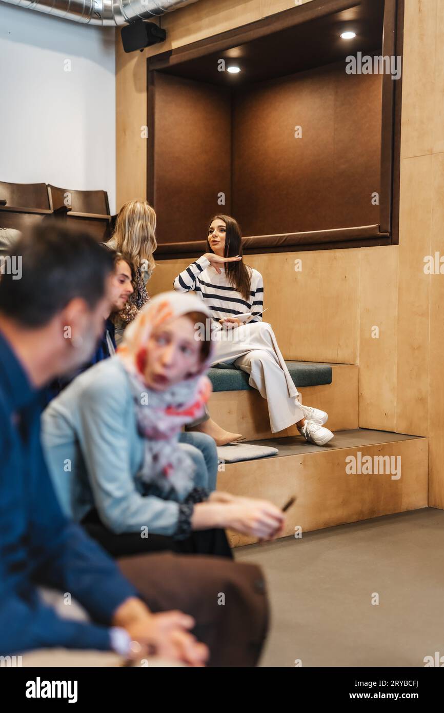 Donna d'affari adulta che parla di lavoro con la sua collega in ufficio Foto Stock