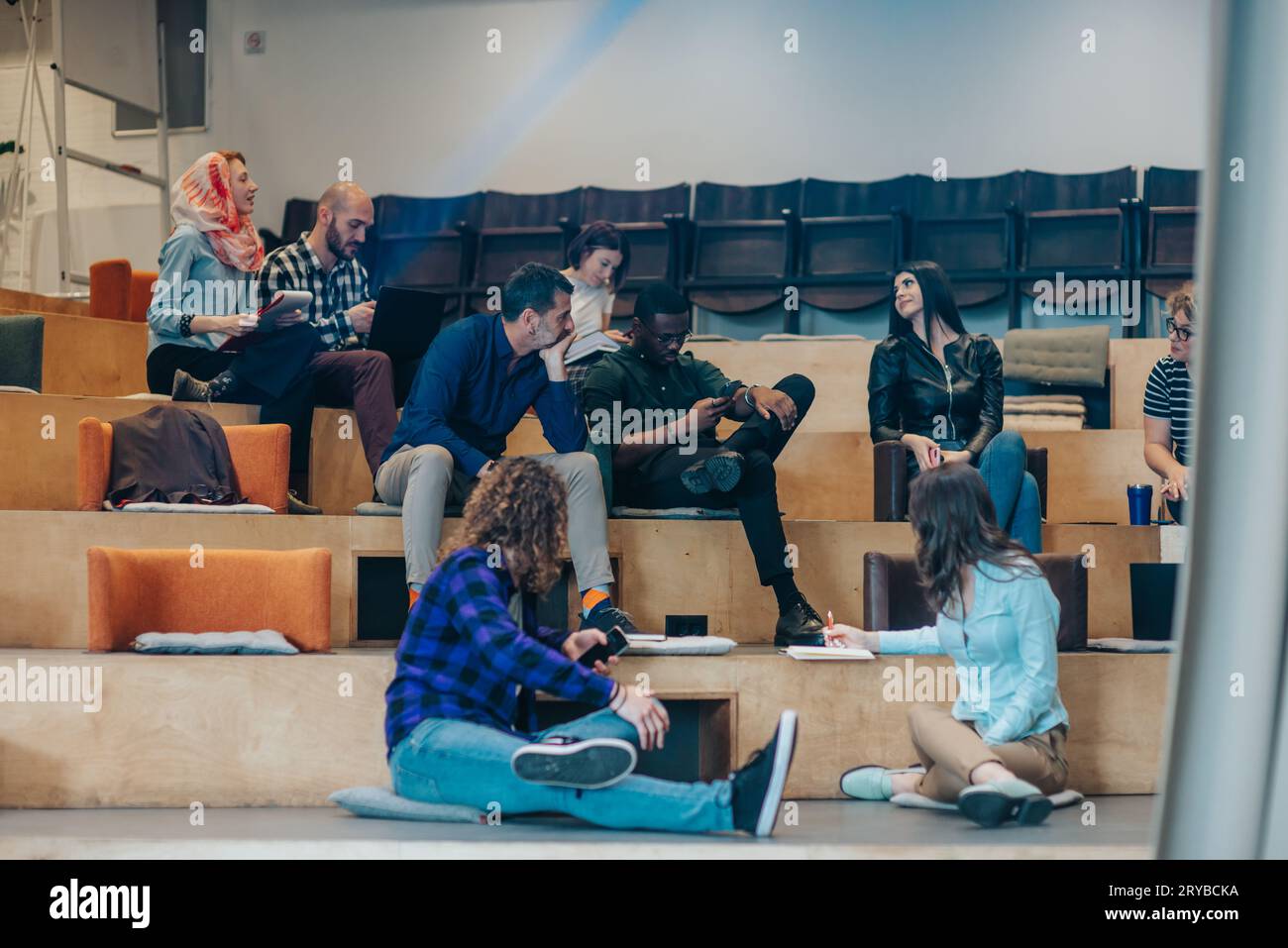 Gruppo multirazziale di uomini d'affari si occupa del brainstorming in un moderno workshop, discutendo, pianificando, esaminando i report, condividendo idee aziendali Foto Stock