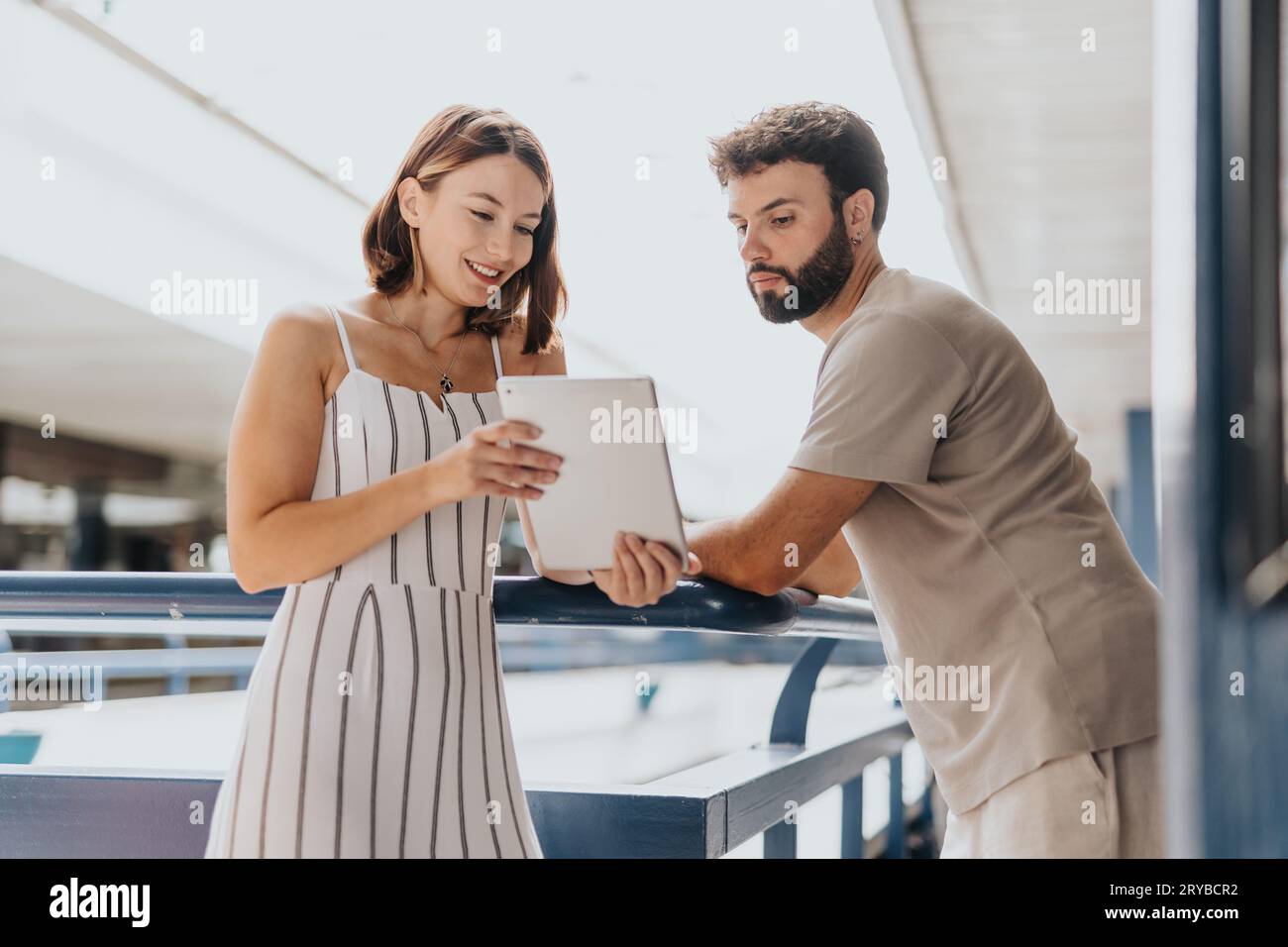 Professionisti adulti che discutono di strategia aziendale e analizzano le statistiche all'aperto in una giornata di sole in città. Foto Stock