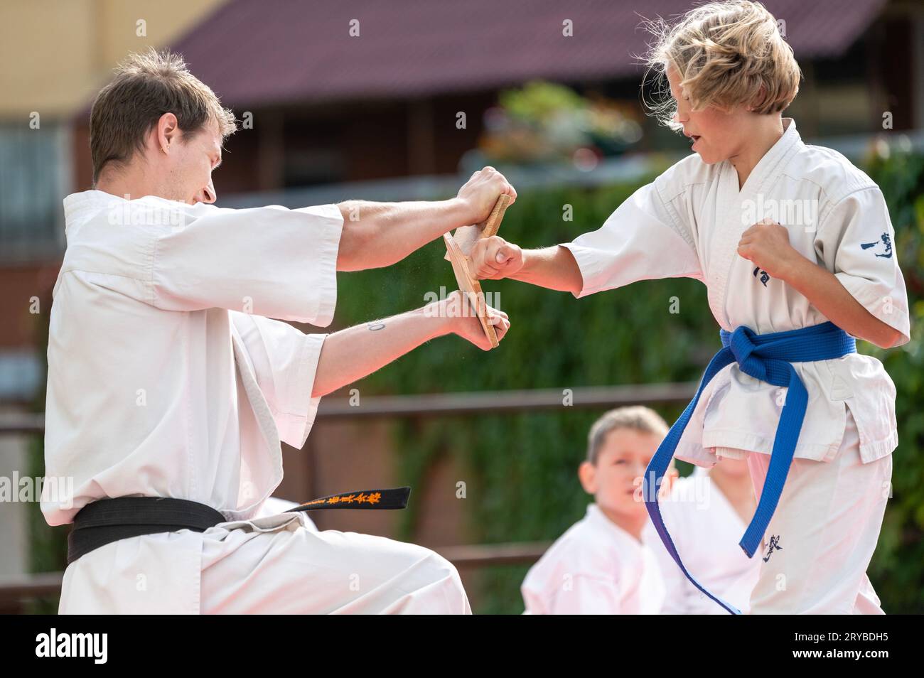 spettacoli dimostrativi di bambini nel karate Foto Stock